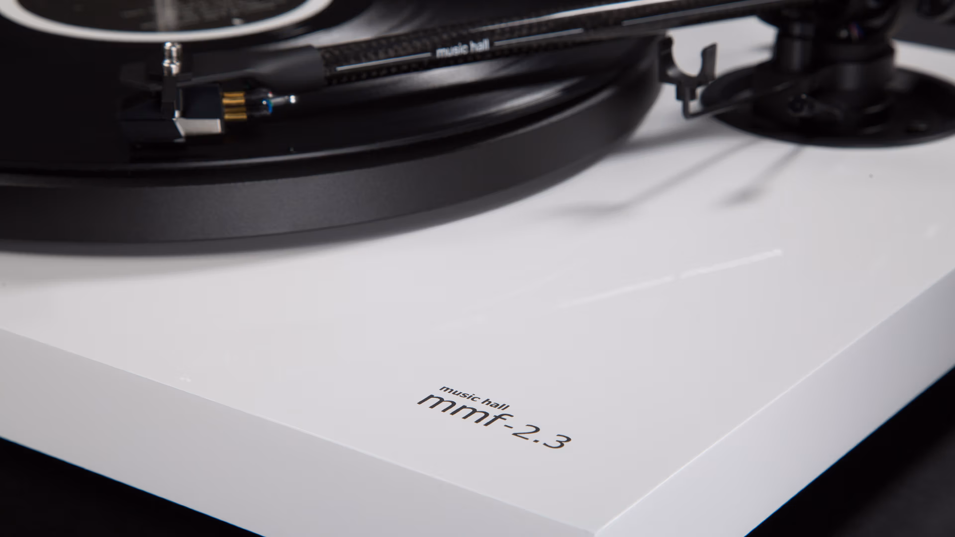 Music Hall Audio MMF-2.3WH Wit Lifestyle